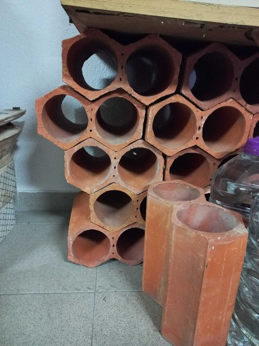 Wine cellar and tableware436285917281003522