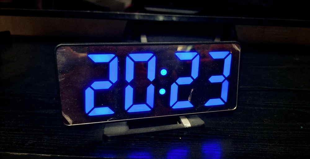 Электронные зеркальные часы VST