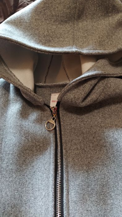 Casaco com plissado atrás e capuz cinza