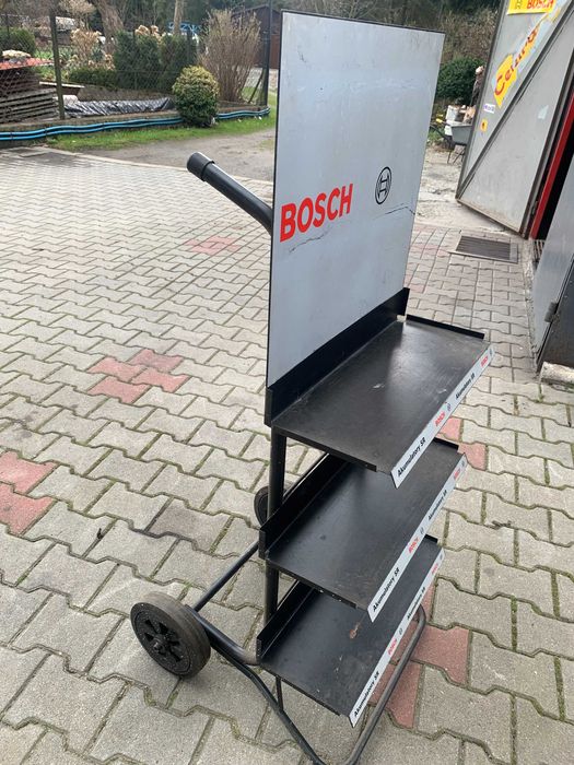 Regał metalowy na akumulatory na kołach