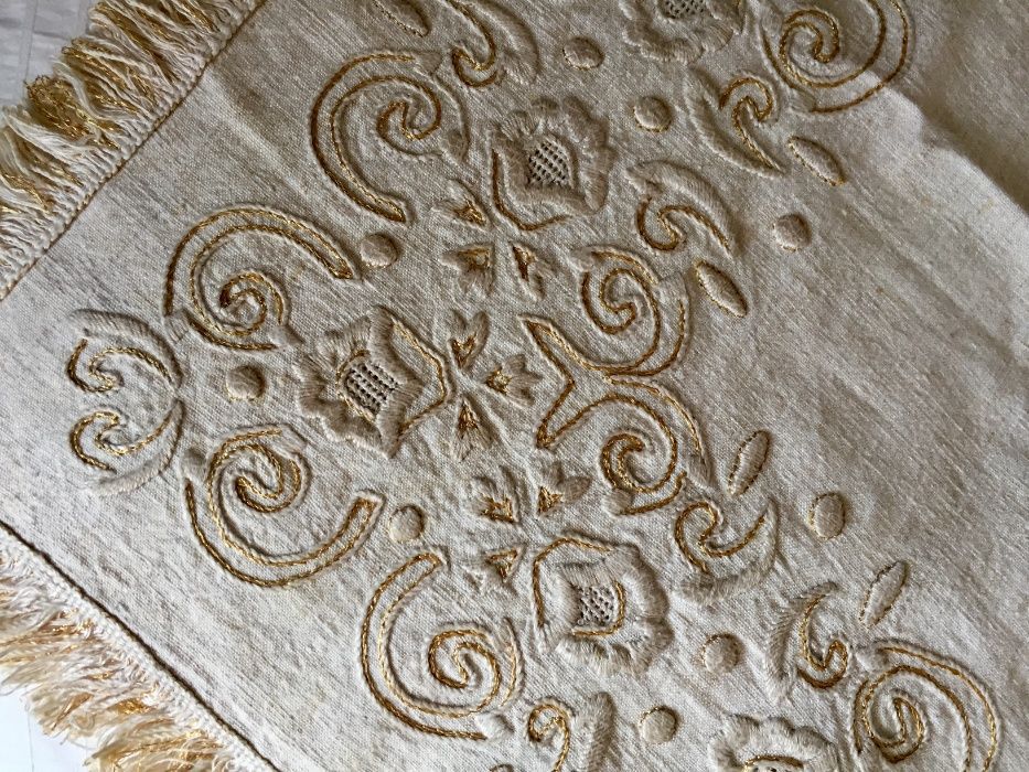 TOALHA exclusiva, bordada a FIO de OURO