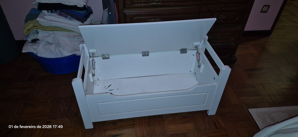 2 baús brancos com arrumação