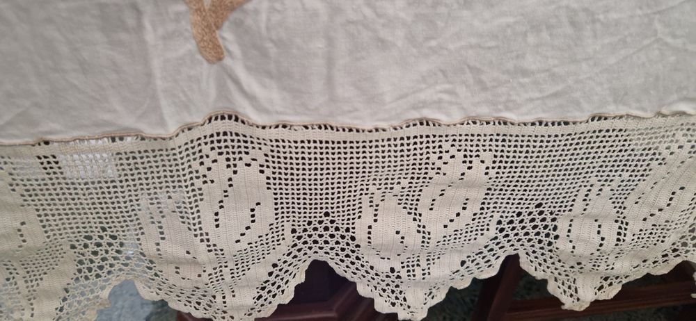 Toalha de Linho Bordada Motivo Floral