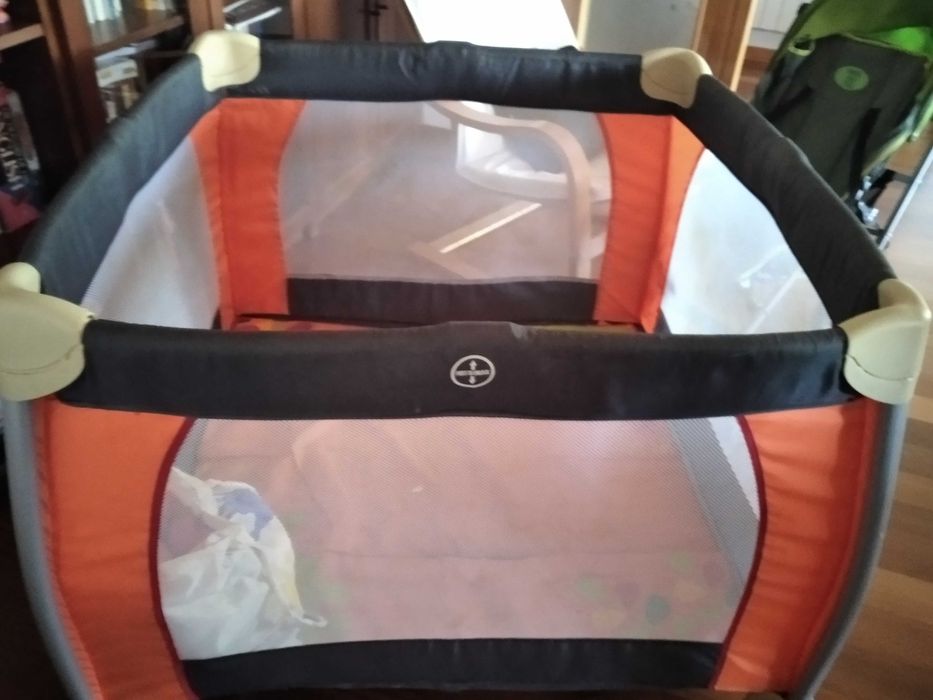 Parque portátil e fecho tipo guarda chuva