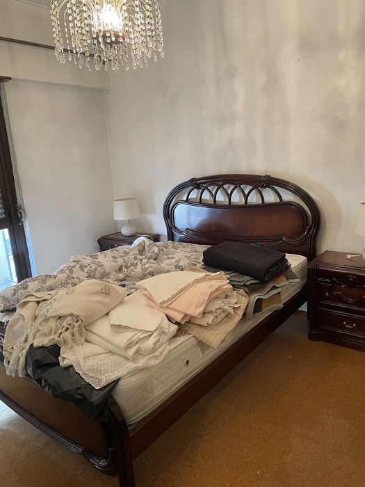 Cama + 2 mesas de cabecaira