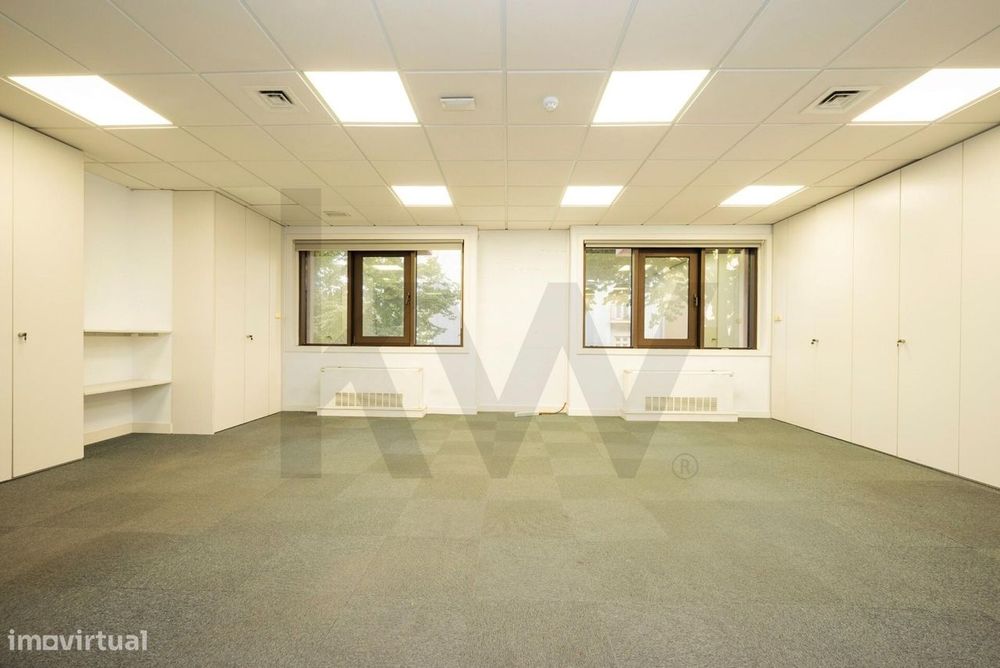 Escritório com 98 m2 ABL, situado no Edifício Taurus, na Praça do Camp