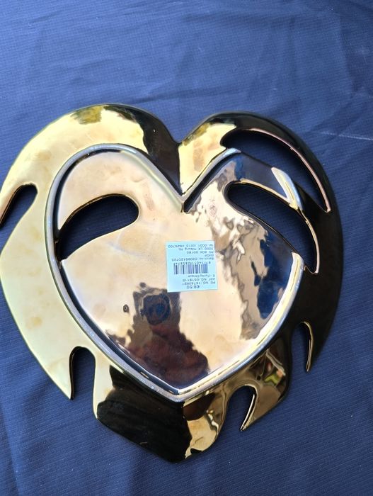 Złota patera w kształcie liścia