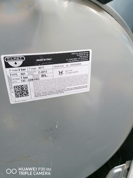 Продам 2х контурный газовый котёл Ariston, и 9 радиаторов,.