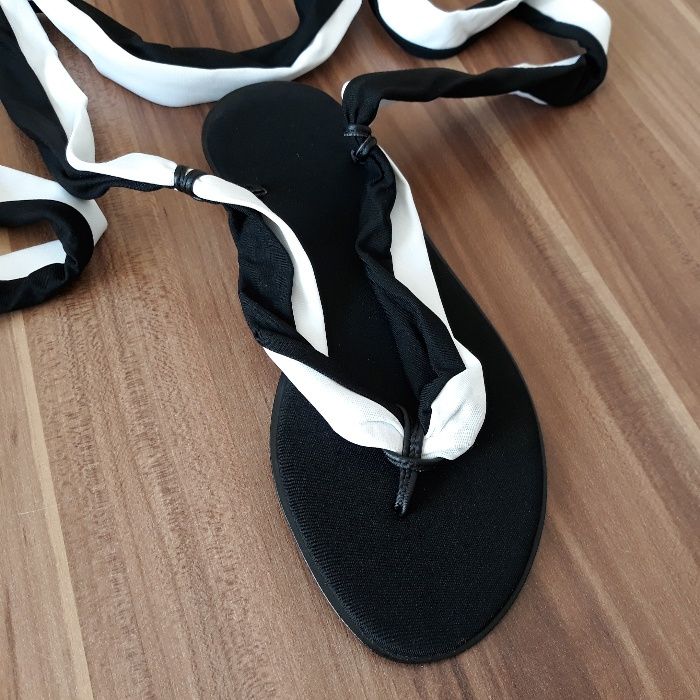 Chinelos preto e branco