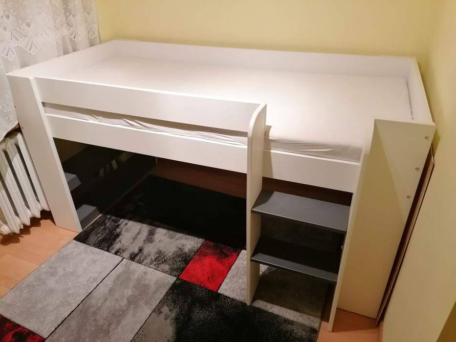 Łóżko piętrowe z biurkiem i szafką