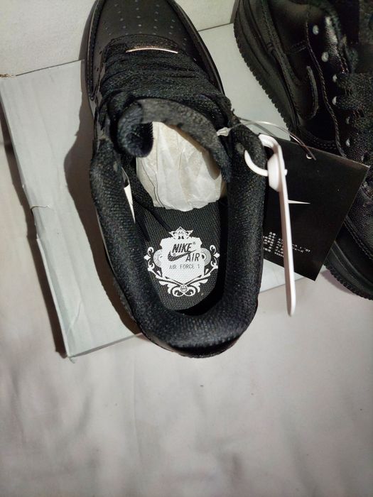 Klasyczne sneakersy sportowe, czarne, niskie, uniwersalne.