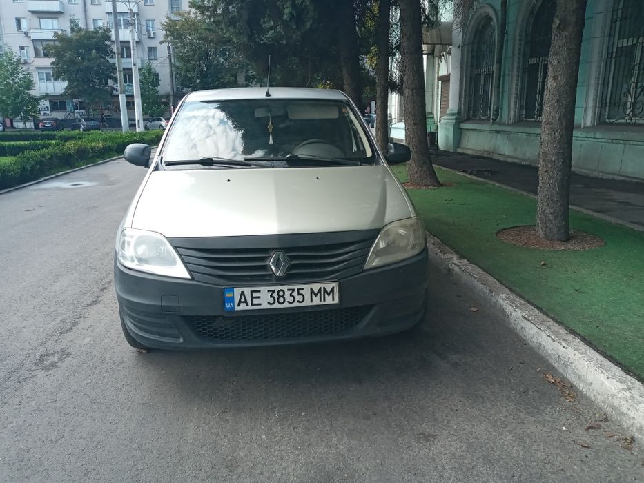 Рено логан автомобиль