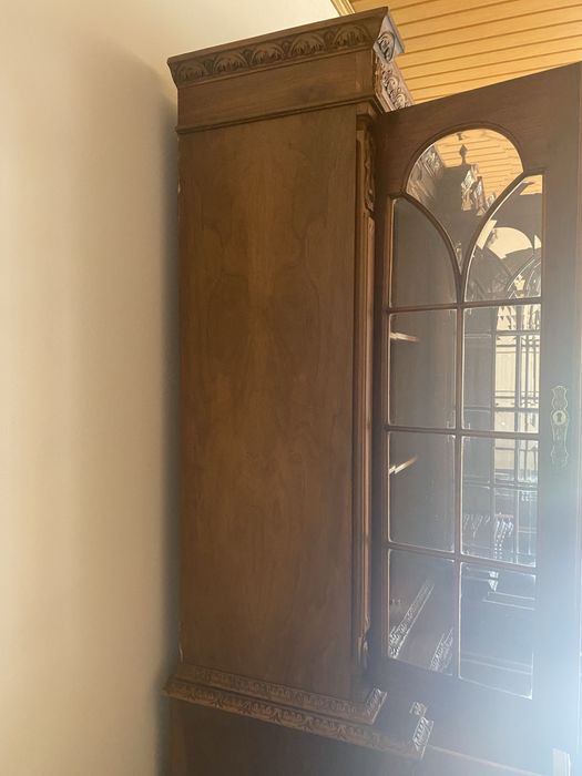 Vitrine clássica em Mogno Maciço com aparador - De grande qualidade