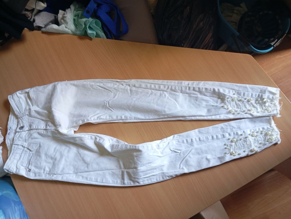 Spodnie białe z ozdobkami