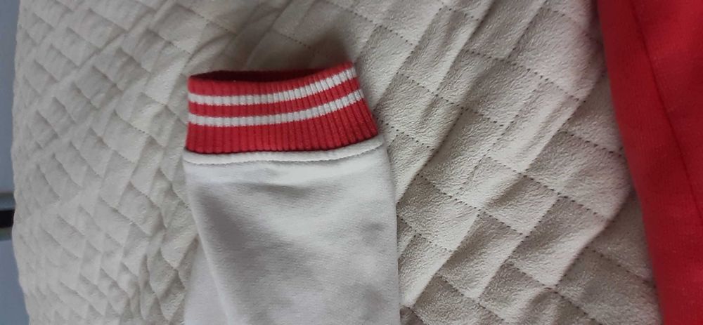 Malinowo-biala bluza zapinana na guziki