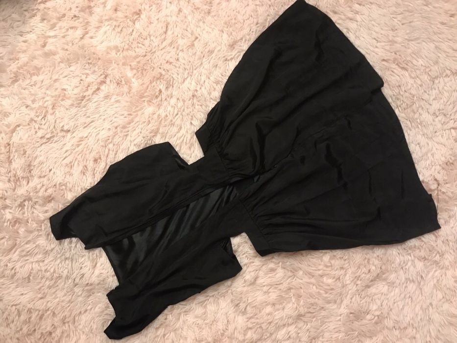 Sukienka imprezowa wycięcia na brzuchu goły brzuch z wycięciami