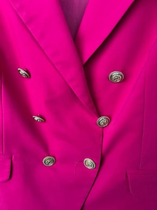Różowy garnitur damski magenta fuksja, złote guziki uniwersalny