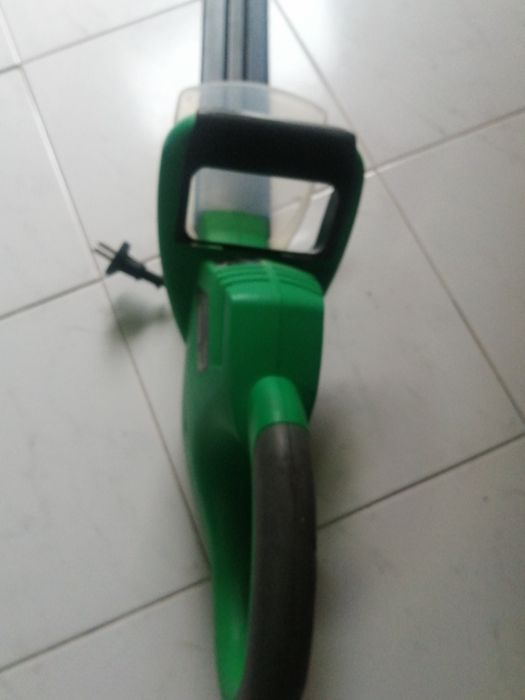 Corta sebes a funcionar