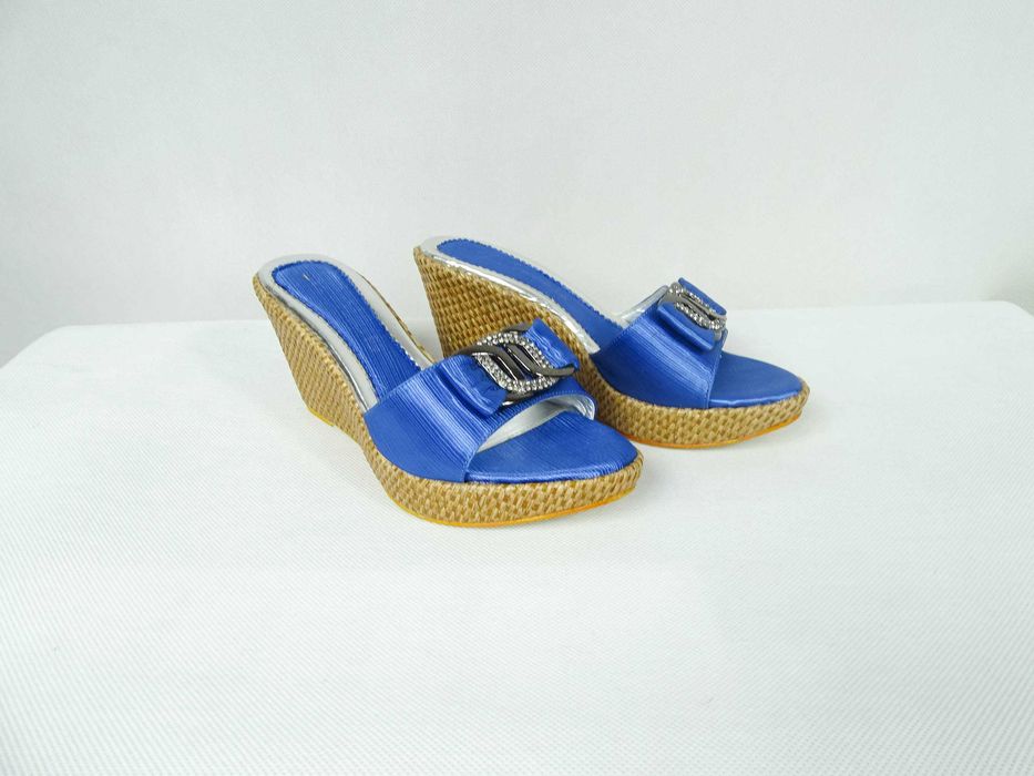 Klapki w kolorze kobaltowym na koturnie 37