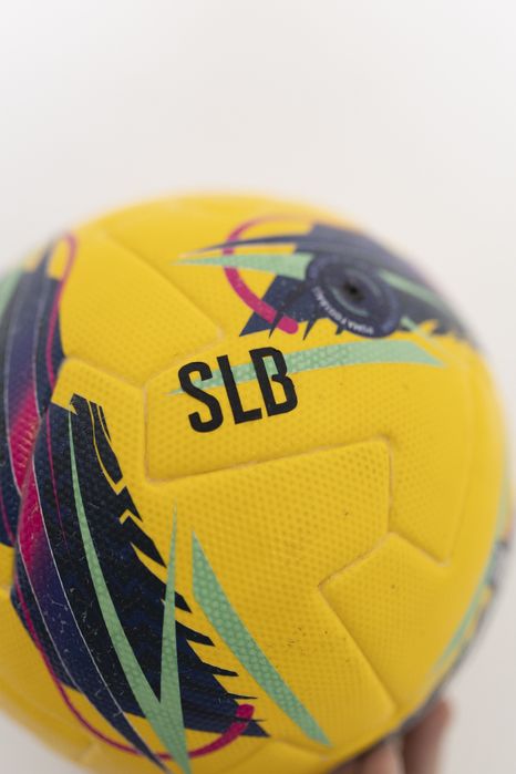 Bola futebol de jogo autografada