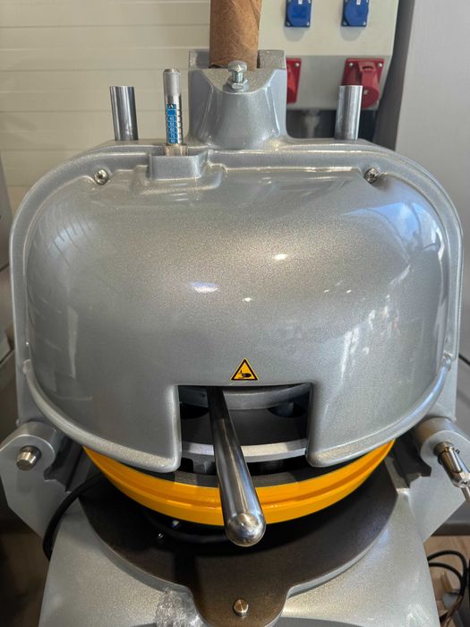 Dzielarko-zaokrąglarka półautomatyczna Sinmag