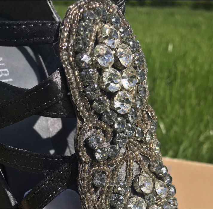 Sandalias com apliques de pedras