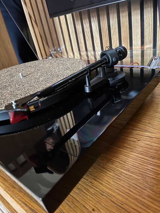 Gira-discos Project Debut Carbon + Phono Box