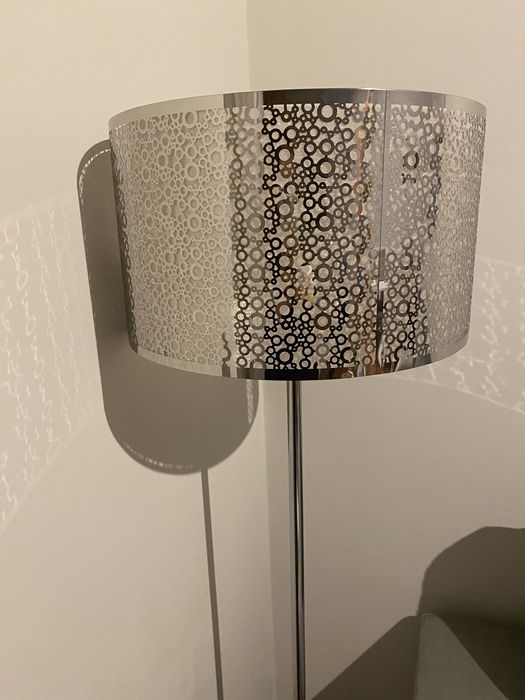 Candeeiro de pé prateado