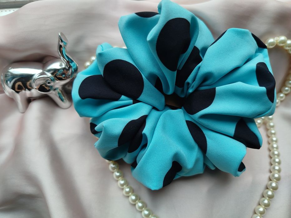 Gumka scrunchie silki niebieska w czarne grochy