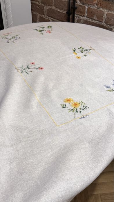 Obrus lniany z haftem krzyżykowym, kwiatowy wzór,  rękodzieło