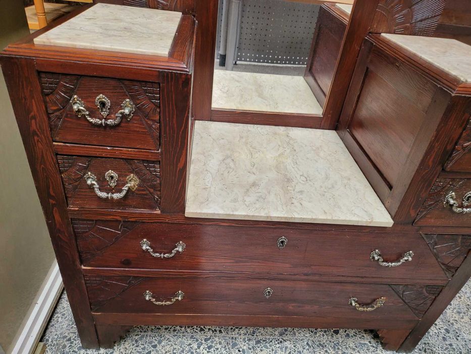 Pechiché antigo em madeira com tampos em pedra - Bom estado geral