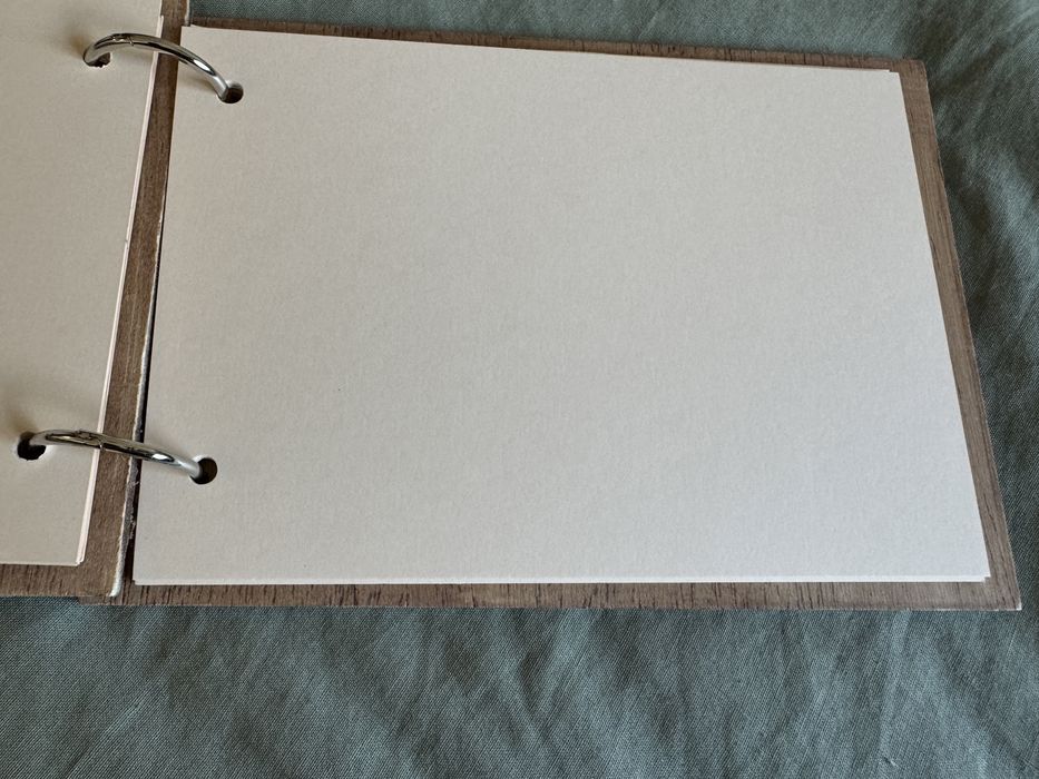 Caderno com capa de madeira