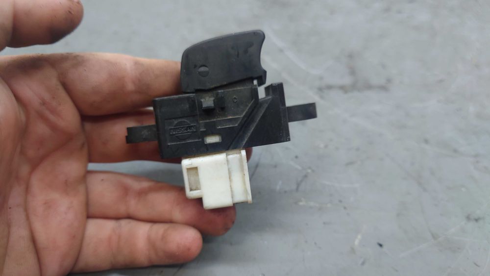 Nissan Almera N16 2 II Przełącznik Szyb Pojedynczy