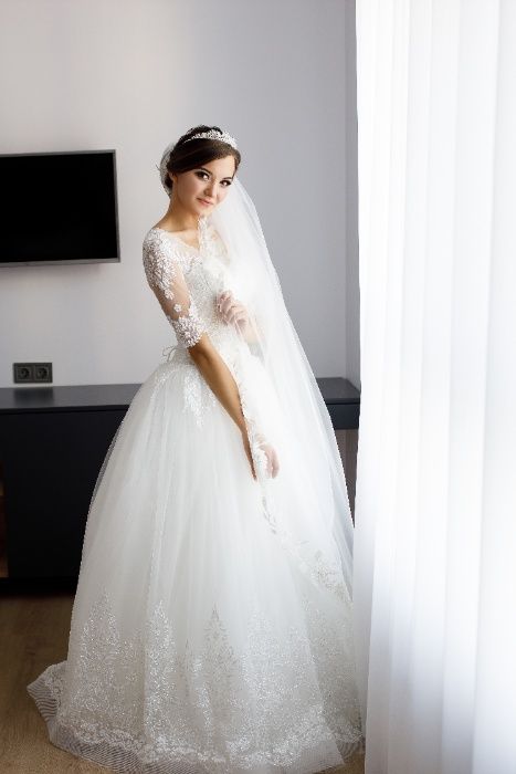 Весільна сукня з фатою