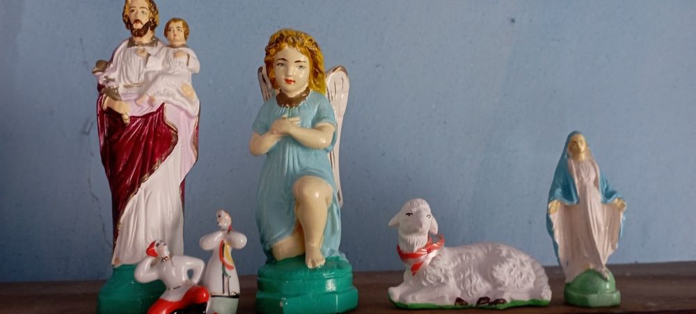 Статуетки різних розмірів