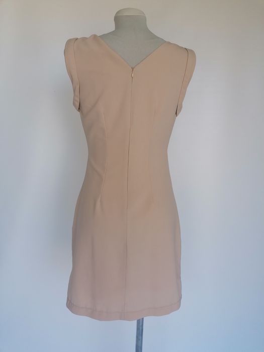 Beżowa krótka dopasowana elegancka sukienka koktailowa Lucy & Co 38 M