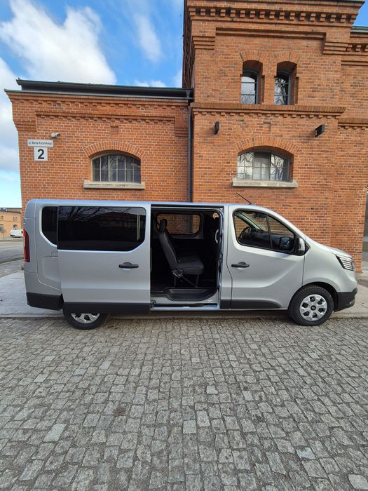 Wynajem busa NOWY 9 osobowy Renault Trafic