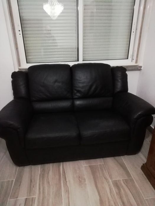 Sofá em pele, 250eu. Aparador mais mesa extensível 600eu. Cadeiras 30e