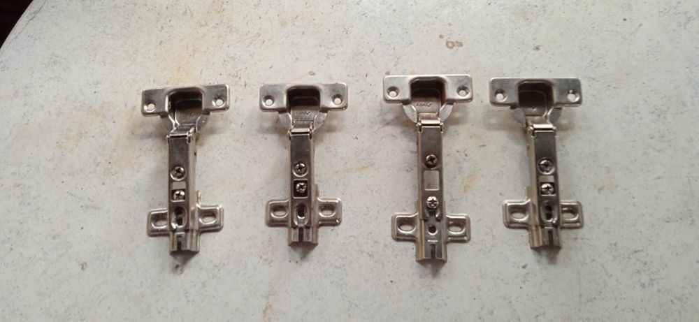 Dobradiças metálicas para roupeiro