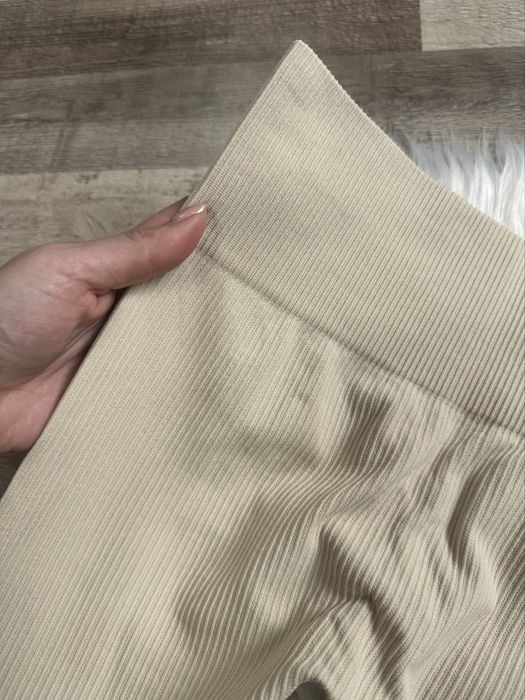 Нові лосіни в рубчик , розмір S , пушап еффект