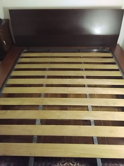 Vende-se cama de casal madeira maciça com colchão ou sem colchão