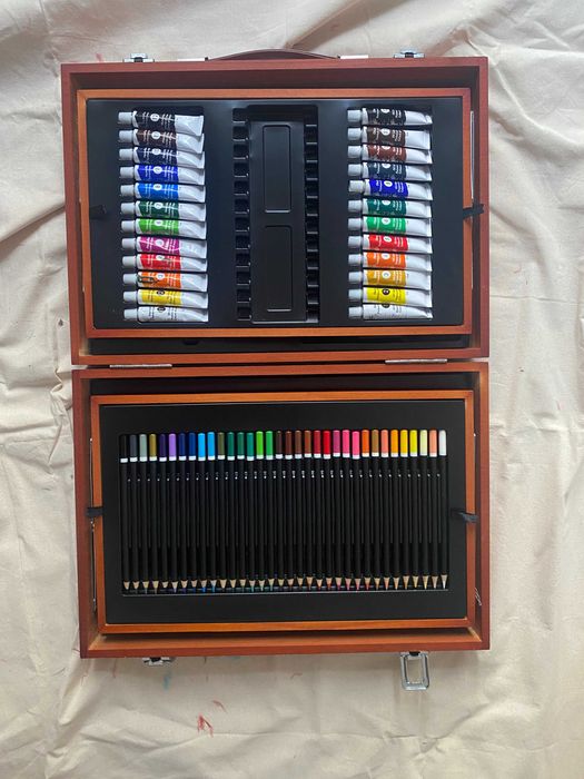 Mala de madeira com material para pintura e desenho