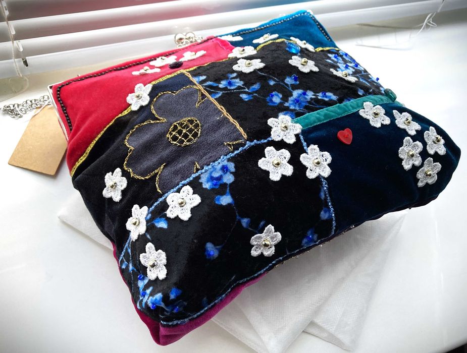 Оригінальна велюрова вечірня сумочка косметичка клатч пчелы бджоли