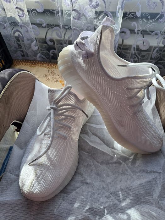 Продам.  кросівки.