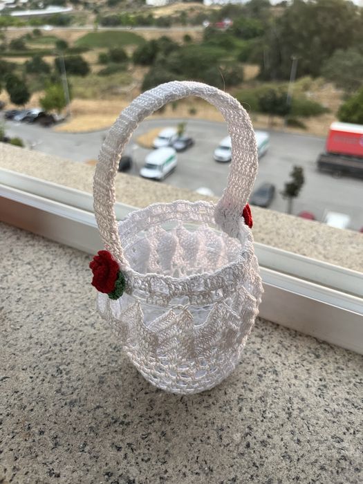 Cestinha feita em crochê artesanalmente