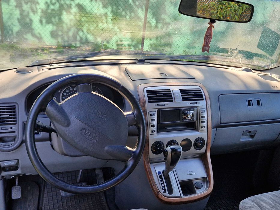 Kia Carnival van