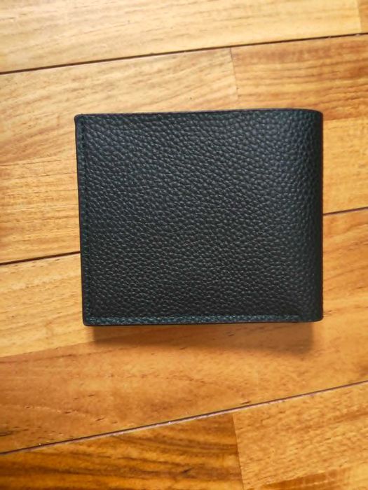 Czarny, elegancki portfel marki Hermès