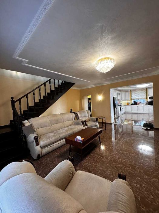 Продається 2 поверховий будинок з гаражем і ділянкою