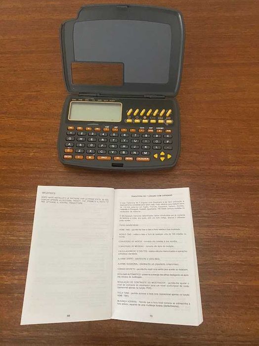 Calculadora e tradutora de bolso com databank