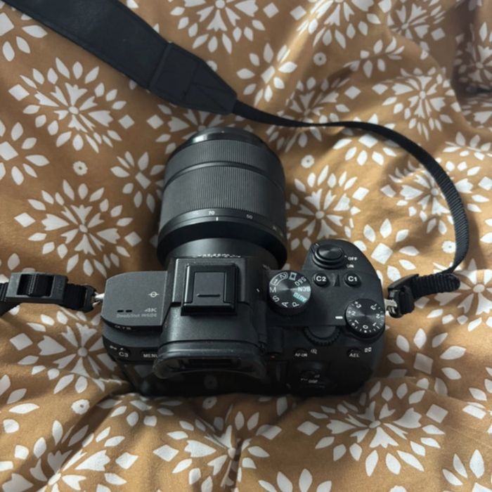 Sony A7III + lente 28-70mm + extras com apenas 6118 disparos